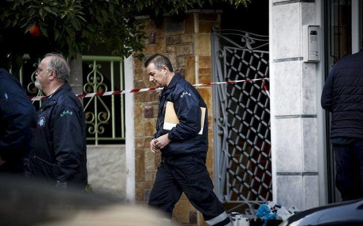 Γονάτισε και έμεινε πάνω από το νεκρό παιδί του στο κρεβάτι για μιάμιση ώρα